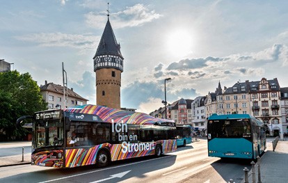 Zusammen mit den 13 Brennstoffzellenbussen, die ab Mitte 2022 auf der Metrobuslinie M36 zum Einsatz kommen sollen, wächst die E-Busflotte in Frankfurt binnen eines Jahres von 41 auf 81 Fahrzeuge an. Das sind schon 19 Prozent der gesamten Frankfurter Busflotte.