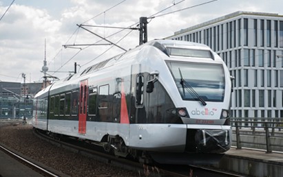 DB Regio, National Express und VIAS Rail haben in der Nacht vom 31. Januar auf den 1. Februar erfolgreich die Abellio-Linien übernommen. Die drei übernehmenden Eisenbahnverkehrsunternehmen (EVU) haben im Bereich aller bislang von Abellio bedienten Netze und Linien den Betrieb stabil und pünktlich aufgenommen.