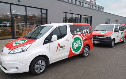 CleverShuttle und ioki bringen im Auftrag der Stadtwerke Aschaffenburg gemeinsam den On-Demand-Service „City-Shuttle“ auf die Straße. Bei der Umsetzung des neuen Verkehrsangebots decken die Deutsche Bahn-Töchter die gesamte Wertschöpfungskette bei On-Demand-Verkehren ab: CleverShuttle ist für den operativen Betrieb verantwortlich, ioki stellt die intelligente Plattformtechnologie für den Verkehr.