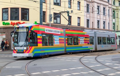 Eine Straßenbahn der Rheinbahn ist aktuell als „fahrendes Klassenzimmer“ auf den Schienen in Düsseldorf unterwegs. Auf diese ungewöhnliche Weise bringt die Bahn den Bürgerinnen und Bürgern die Bedeutung nachhaltiger Entwicklung nahe.