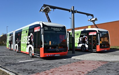 Die Duisburger Verkehrsgesellschaft AG (DVG) hat heute (23.2.2022) sieben Mercedes-Benz eCitaro G in Betrieb genommen. Mit den lokal abgasfreien und leisen Gelenkbussen wird das Verkehrsunternehmen die Innenstadtlinie 934 vollständig elektrifizieren.