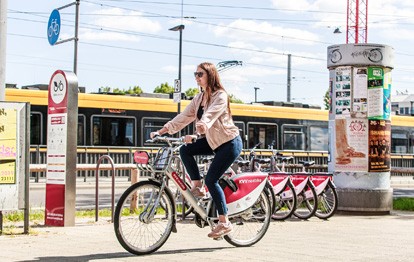 Der Karlsruher Verkehrsverbund (KVV) hat mit seinem Fahrrad-Verleih-System „KVV.nextbike“ erneut ein Rekordjahr verbucht. Im abgelaufenen Kalenderjahr 2021 konnte der KVV 526.977 Ausleihen verzeichnen und damit das Ergebnis aus dem Vorjahr um satte 155 Prozent steigern.