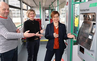 Ab Februar 2022 wird die Fahrzeugflotte der Magdeburger Verkehrsbetriebe (MVB) mit neuen Fahrkartenautomaten ausgestattet. Neben besserer Bedienbarkeit bieten die Automaten weitere neuartige Funktionen wie beispielsweise kontaktloses Bezahlen mit der EC-Karte oder dem Smartphone.