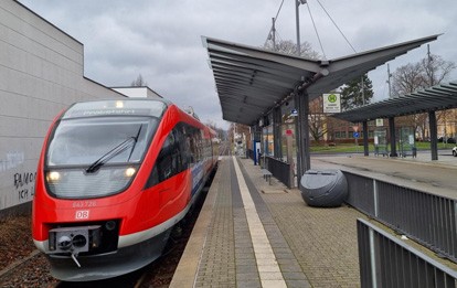 Mit Hochdruck wird weiter an der Instandsetzung der von der Flutkatastrophe im Juli des vergangenen Jahres schwer beschädigten Eisenbahnstrecke von Stolberg über Eschweiler bis nach Düren gearbeitet. Ab dem kommenden Montag, den 7. Februar 2022, kann die von DB Regio betriebene euregiobahn (RB 20) ein weiteres Teilstück befahren.