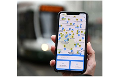 Die swa Mobil-App bietet neben der Fahrplanauskunft auch die Standortsuche für swa Rad und swa Carsharing sowie jeweils die Fahrzeugbuchungen oder den Ticketkauf für Bus und Straßenbahn.