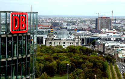 Die Deutsche Bahn (DB) erhöht ihre Preise im Fernverkehr zum Fahrplanwechsel am 10. Dezember.