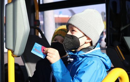 Die Bargeldzahlung in Bussen der VHH und der HOCHBAHN wird ab Ende 2023 durch das bargeldlose Bezahlen ersetzt. Dafür wird – neben den digitalen Möglichkeiten via App – eine neue Zahlungsmethode eingeführt: die hvv Prepaid Card.