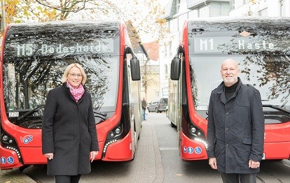 Die komplette E-Bus-Flotte der Stadtwerke ist im Einsatz – zum Beispiel auf der M1 und der M5 in der Hasestraße (v.l. Oberbürgermeisterin Katharina Pötter und Stadtwerke-Mobilitätsvorstand Dr. Stephan Rolfes). Bild: Stadtwerke Osnabrück / Uwe Lewandowski