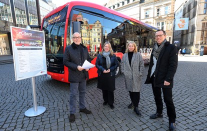 Die Bremer Straßenbahn (BSAG) geht den nächsten Schritt zu einem emissionsfreien Personennahverkehr in der Hansestadt. Ab Donnerstag, 10. März, befördern die Fahrzeuge der ersten eigenen BSAG-E-Bus-Flotte Fahrgäste.