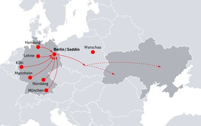 Die Deutsche Bahn hat ein Logistiknetzwerk auf Straße und Schiene aufgebaut, um Hilfsgüter von Deutschland direkt in die Ukraine zu befördern. Damit werden per Lastwagen und Güterzug tausende Tonnen Lebensmittel, Trinkwasser und Sanitärartikel direkt in das Land gebracht.