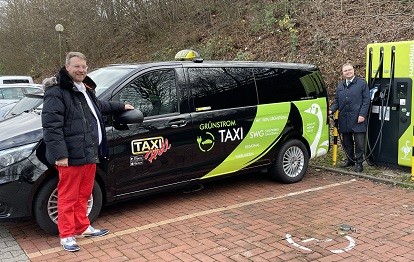 v.l. Dirk Holl (Vorstand der Holl AG) und Paul Schreiner (Werkleiter der Stadtwerke Gaggenau) vor der Schnellladesäule am Jahnplatz in Gaggenau mit einem Mercedes-Benz eVito von Taxi-Holl (Bild: Holl AG)