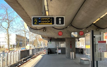 Rechtzeitig zum 50. Geburtstag der U-Bahn sind alle Zugzielanzeiger auf der U-Bahn-Linie U1 auf den neuesten Stand gebracht worden. Insgesamt 94 Anzeiger an 22 Bahn-höfen wurden ersetzt.