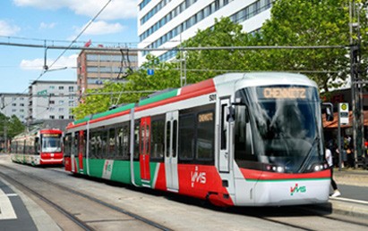 Chemnitz erhält neue Straßenbahnen von Stadler. Der Zweckverband Mittelsachsen bestellt 19 CITYLINK mit der Option auf bis zu 27 weitere Fahrzeuge für die Chemnitz-Bahn. Die dreiteiligen Zweirichtungsfahrzeuge gehen ab Sommer 2026 in den Fahrgastbetrieb.