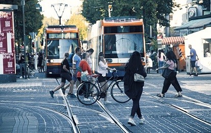 Bedingt durch die Corona-Pandemie waren im Jahr 2021 nochmals weniger Fahrgäste im Linienverkehr mit Bussen und Bahnen unterwegs als Jahr 2020. Die Fahrgastzahl sank damit auf den tiefsten Stand seit Beginn der Zeitreihe im Jahr 2004.