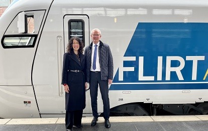 Bettina Jarasch und Guido Beermann vor dem Akku-FLIRT (Bild: VBB)