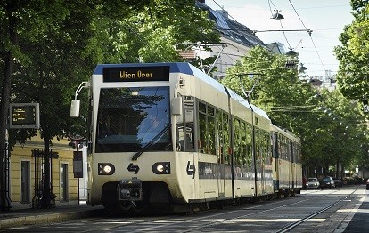 Die Badner Bahn im Frühling (Bild: WLB / Zinner)