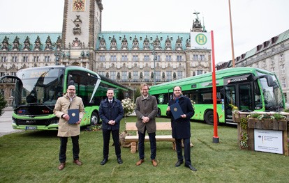 Das Bundesministerium für Digitales und Verkehr (BMDV) fördert die Umstellung des öffentlichen Nahverkehrs auf Elektromobilität in Hamburg mit rund 160 Millionen Euro. Bundesverkehrsminister Volker Wissing überreichte heute (1.4.2022) den Förderbescheid.