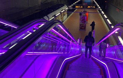 Die Kölner Verkehrs-Betriebe (KVB) haben an der U-Bahn-Haltestelle „Akazienweg“ zwei neue Rolltreppen in Betrieb genommen, mit denen die Bahnsteigebene der Stadtbahn-Linien 3 und 4 erreichbar ist. Die beiden Anlagen ersetzen zwei Rolltreppen aus dem Jahr 1991, die nach über 30 Jahren Betrieb zu störanfällig waren.