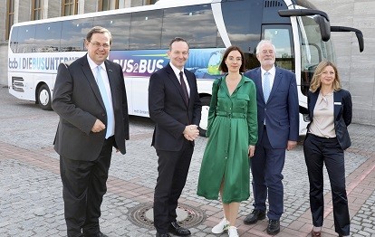 Bundesverkehrsminister Dr. Volker Wissing mit bdo-Hauptgeschäftsführerin Christiane Leonard und bdo-Präsident Karl Hülsmann am Eingang der BUS2BUS (Bild: bdo)