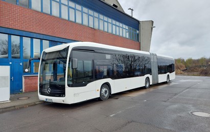 Auf dem Weg zur Elektrifizierung der Busflotte testen die Berliner Verkehrsbetriebe (BVG) ein weiteres Gelenkbusmodell mit Elektroantrieb. Seit dem 11. April ist der eCitaro der Firma Evobus im Fahrgastverkehr unterwegs.