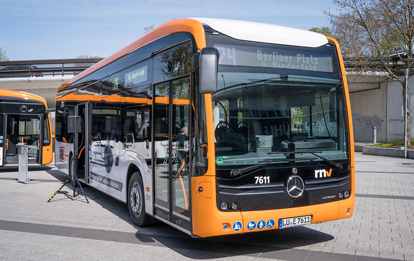 Vor etwas mehr als drei Jahren hat die Rhein-Neckar-Verkehr GmbH (rnv) mit der Übergabe von drei Mercedes-Benz eCitaro ihre Mission E-Busmobilität gestartet.