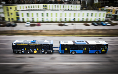 Sono Motors führt erstmals die proprietäre Solartechnologie gemeinsam mit der Münchner Verkehrsgesellschaft (MVG) im öffentlichen Personennahverkehr ein. Der neuartige Solarbusanhänger ist künftig im Münchner Stadtgebiet unterwegs und testet die Energieerträge sowie das Potenzial der Technologie im täglichen Betrieb.