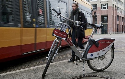 Pooling- und Sharing-Angebote, zum Beispiel für Fahrräder, können laut Forschenden des KIT den öffentlichen Verkehr fördern. (Bild: KIT / Amadeus Bramsiepe)