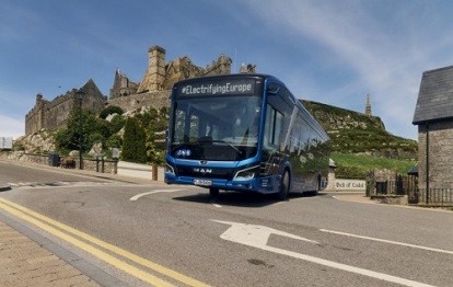 Roadtrip Bus vor Rock of Cashel Burg (Bild: MAN)