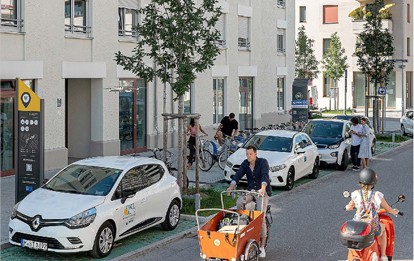 Wohnen und Mobilität sollten möglichst immer im Zusammenhang geplant werden, denn vier von fünf Wegen beginnen oder enden an der eigenen Wohnung oder am eigenen Haus. Die Entscheidung, ob wir die Straßenbahn wählen oder ins Auto steigen, hängt daher stark vom Wohnumfeld und den dort vorhandenen Mobilitätsangeboten ab.