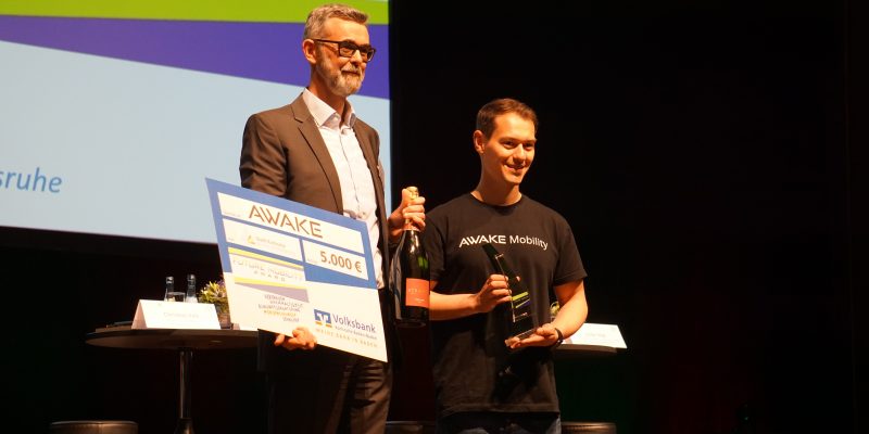 AWAKE Mobility ist der diesjährige Preisträger des Future Mobility Award. Das Münchner Start-up, das sich auf Fahrzeuganalysen für Busse spezialisiert hat, wurde am 17.05.2022 im Rahmen der Regionalkonferenz Mobilitätswende in Ludwigshafen feierlich von Michael Kaiser, Direktor der Wirtschaftsförderung der Stadt Karlsruhe, bekanntgegeben.