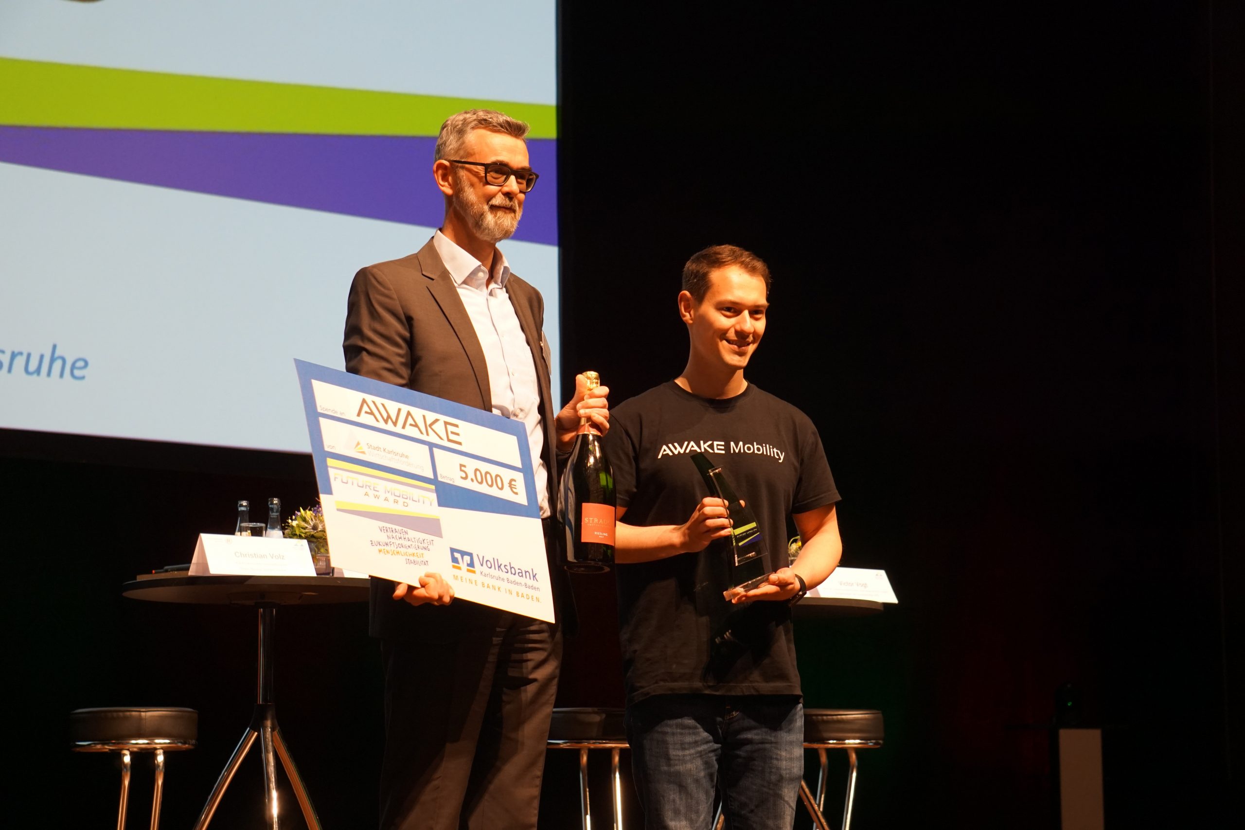 AWAKE Mobility ist der diesjährige Preisträger des Future Mobility Award. Das Münchner Start-up, das sich auf Fahrzeuganalysen für Busse spezialisiert hat, wurde am 17.05.2022 im Rahmen der Regionalkonferenz Mobilitätswende in Ludwigshafen feierlich von Michael Kaiser, Direktor der Wirtschaftsförderung der Stadt Karlsruhe, bekanntgegeben.
