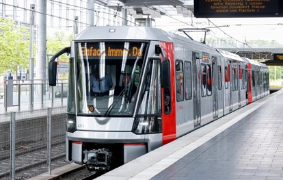 Rund 100 Gäste feierten am 30. Mai 2022 die Aufnahme des Fahrgastbetriebs der ersten Fahrzeuge am Bahnhof „Merkur Spiel-Arena/Messe Nord“ und begaben sich im Anschluss auf Jungfernfahrt in die Innenstadt.