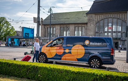 Bis zum 31. August können Inhaber eines Fernverkehrstickets der Deutschen Bahn den HeinerLiner – das On-Demand-Shuttle der HEAG mobilo – auf dem Weg vom und zum Hauptbahnhof günstiger nutzen. Dadurch entsteht in Darmstadt zum ersten Mal in Deutschland eine direkte Verknüpfung zwischen Fern- und On-Demand-Verkehr.