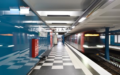 Das Projekt „U3 Innenstadt“ erreicht sein Finale: Am Dienstag, 31. Mai, hält nach 16 Monaten um 4.41 Uhr wieder der erste Zug der U3 an der U-Bahn-Haltestelle Mönckebergstraße. Damit finden die Baumaßnahmen auf der mehr als 110 Jahre alten historischen Hamburger Ringlinie ihren Abschluss.