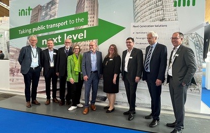 „Taking public transport to the next level“ – auf dem INIT Stand beim offiziellen Kampagnenstart der Innovationsoffensive nextGen von links: Dipl.-Ing. Ulrich Sieg (Stellvertretender Vorsitzender INIT Aufsichtsrat), Klaus Janke (Geschäftsführer INIT GmbH), Drs. Hans Rat (ehemaliger Generalsekretär der UITP und Mitglied des INIT Aufsichtsrates), Britta Wirtz, (Geschäftsführerin Messe Karlsruhe), Winfried Hermann (Verkehrsminister Baden-Württemberg), Andrea Mohr-Braun (INIT Marketing Director), Dr. Jürgen Greschner (INIT Vorstand), Dipl.-Kfm., Jochen Ehlgötz, Geschäftsführer der TechnologieRegion Karlsruhe GmbH, Matthias Kühn (INIT Vorstand). (Bild: INIT)