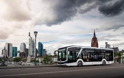 Die Deutsche Bahn (DB) modernisiert für rund 400 Millionen Euro ihre Busflotte. Von 2023 bis 2026 sollen rund 1.200 Fahrzeuge geliefert werden.