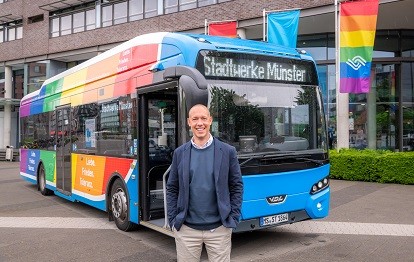 Geschäftsführer Sebastian Jurczyk stellt den neuen Pride-Bus der Stadtwerke vor (Bild: Stadtwerke Münster)