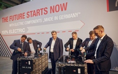 Beim symbolischen Startschuss für die Batteriefertigung in Nürnberg (v.l.n.r.): Alexander Vlaskamp, CEO MAN Truck & Bus, Markus Wansch, Betriebsratsvorsitzender MAN-Standort Nürnberg, Dr. Markus Söder, Ministerpräsident Bundesland Bayern, Ulrich Zimmer, Senior Vice President Produktion Komponente, Marcus König, Oberbürgermeister Stadt Nürnberg, und Arne Puls, Personalvorstand und Arbeitsdirektor MAN Truck & Bus (Bild: MAN)