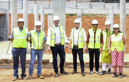 Besuch auf der Baustelle: Gemeinsam mit Vinayak Murthy (von links) vom ausführenden Bauunternehmen CICON Engineers Pvt. Ltd. machten sich Uwe Sperber (Standortleiter HUBNER India), Helge Förster (Geschäftsführer HÜBNER-Gruppe), Kai Mentel (Leiter des HÜBNER-Geschäftsbereichs Mobility Rail), Anupamaa Venugopal (HUBNER India), Bettina Kraft (Projektleiterin Namma Factory) und Ashwini Ananth (Projektberater Uttaram InConstruct Llp) einen Eindruck vom Fortgang der Arbeiten. Bild: HUBNER India