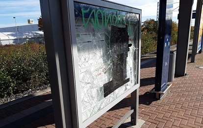 Beschädigte Vitrine an der Station Köln Airport-Businesspark (Bild: NVR)