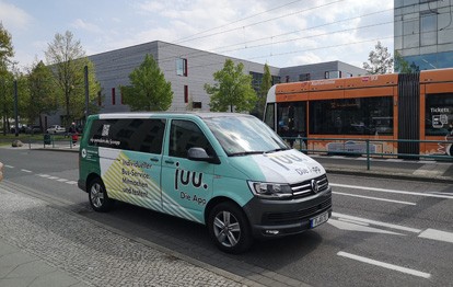 Im Bornstedter Feld wird die Mobilitäts-App „juu“ sowie ein bedarfsorientiert fahrender Minibus – die „juu-Limo“ – der ViP Verkehrsbetrieb Potsdam GmbH getestet. Eine nachhaltige Mobilitätsalternative für Ihre Wege im Quartier.