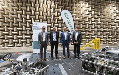 Uwe Wagner, Vorstand Forschung und Entwicklung, Schaeffler AG; Professor Holger Hanselka, Präsident des KIT; Matthias Zink, Vorstand Automotive Technologies, Schaeffler AG; Professor Thomas Hirth, Vizepräsident für Innovation und Internationales des KIT (Bild: Tanja Meißner, KIT)