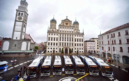 Die ersten sieben von zwölf neuen MAN-Bussen haben die swa auf dem Augsburger Rathausplatz der Öffentlichkeit vorgestellt. Die Busse fahren CO2-neutral mit Biogas (Bild: swa / Thomas Hosemann)