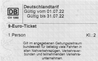 Die Verbraucherzentralen warnen vor Preisanhebungen bei Bussen und Bahnen und fordern ein Folgeangebot für die 9-Euro-Tickets im Nahverkehr.