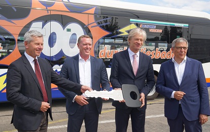 V. l. n. r.: Andreas Kowol, Verkehrsdezernent Wiesbaden, Rüdiger Kappel, Daimler Buses, Jan Görnemann, Geschäftsführer ESWE Verkehr, Gert-Uwe Mende, Oberbürgermeister Wiesbaden (Bild: Daimler Truck AG)