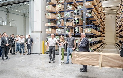 Die Munk Group nahm bei der Eröffnung ihres neue Produktions- und Sägezentrums auch ein teilautomatisiertes Regalsystem in Betrieb (Bild: Daniel Faist / Munk Group)