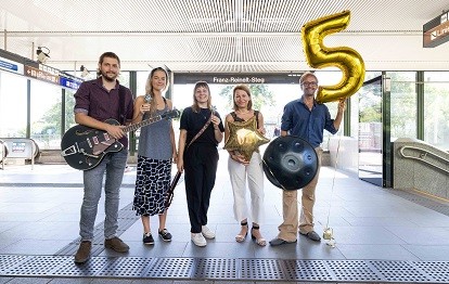 U-Bahn-Stars feiern am Bahnhof Meidling den fünften Geburtstag. Am Bild v.l.n.r.: Sun state of mind, Margaret Caemmerer “Signe”, Wiener Linien Geschäftsführerin Alexandra Reinagl, Rudolfo (seit 2017 im Projekt). Bild: Wiener Linien / Alexandra Gritsevskaja