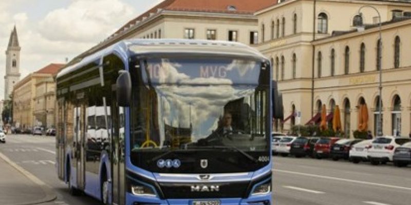 MAN Truck & Bus konnte jetzt die EU-weite Ausschreibung über 21 Elektro-Gelenkbusse der Stadtwerke München für sich entscheiden. Damit liefert der Münchner Nutzfahrzeughersteller ab 2023 insgesamt 21 Elektro-Gelenkbusse des Typs MAN Lion’s City 18 E an die MVG.
