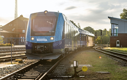 In Bremervörde (Kreis Rotenburg) ist heute das weltweit erste Netz mit Wasserstoffzügen im Passagierbetrieb an den Start gegangen. Die 14 Fahrzeuge mit Brennstoffzellenantrieb gehören der Landesnahverkehrsgesellschaft Niedersachsen mbH, einer Tochter des Landes.