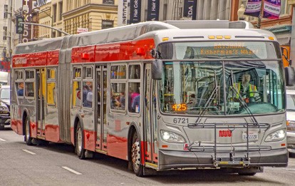 Die Förderung von Elektrobussen in den USA wird konkret. Die Federal Transit Administration (FTA) hat Zuschüsse in Höhe von 1,66 Milliarden Dollar angekündigt, die Verkehrsbetrieben, Territorien und Bundesstaaten zur Modernisierung ihrer Busflotten und Einrichtungen zugutekommen sollen.